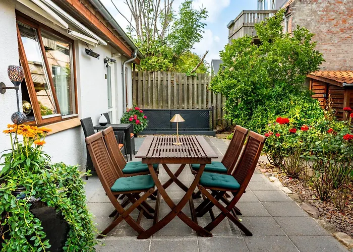 Skylight Lodge - Private Terrace, Free Parking & Walk To City